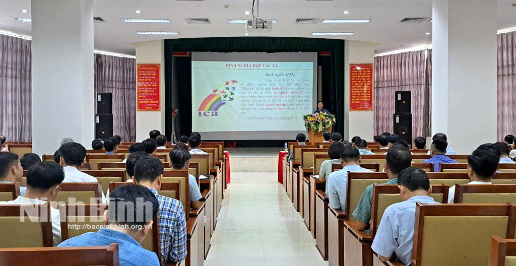 Tập huấn kiến thức về lĩnh vực phát triển kinh tế tập thể