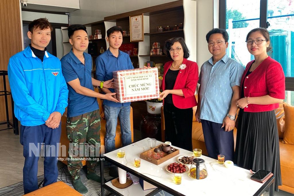 Liên minh HTX tỉnh thăm, tặng quà một số HTX, quỹ tín dụng nhân dân tiêu biểu