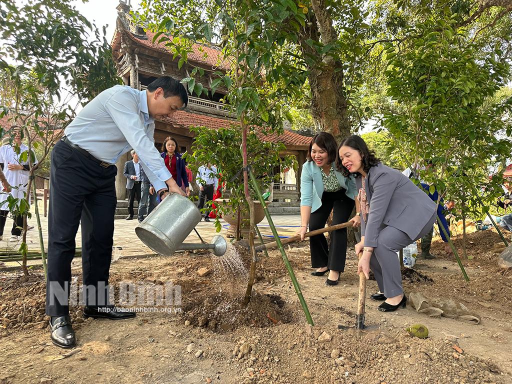 Tổ chức "Tết trồng cây đời đời nhớ ơn Bác Hồ" tại Đền Thánh Nguyễn