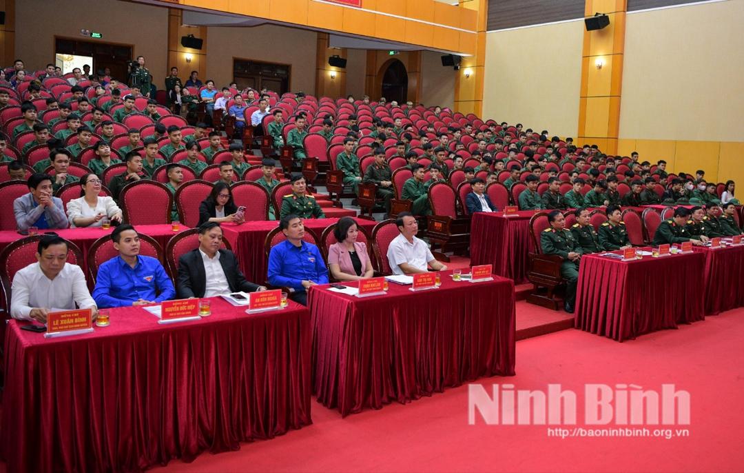 Tổ chức giao lưu, tọa đàm "Khát vọng cống hiến - Vững bước tương lai"