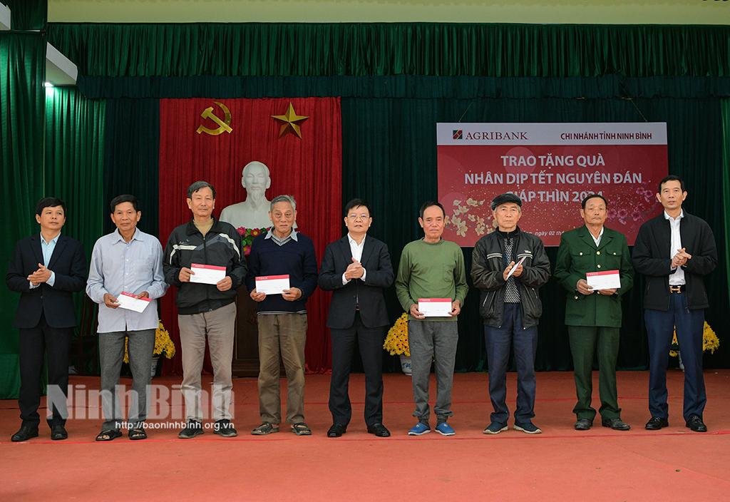 Agribank Chi nhánh tỉnh Ninh Bình trao tặng 122 phần quà Tết tại xã Gia Thắng