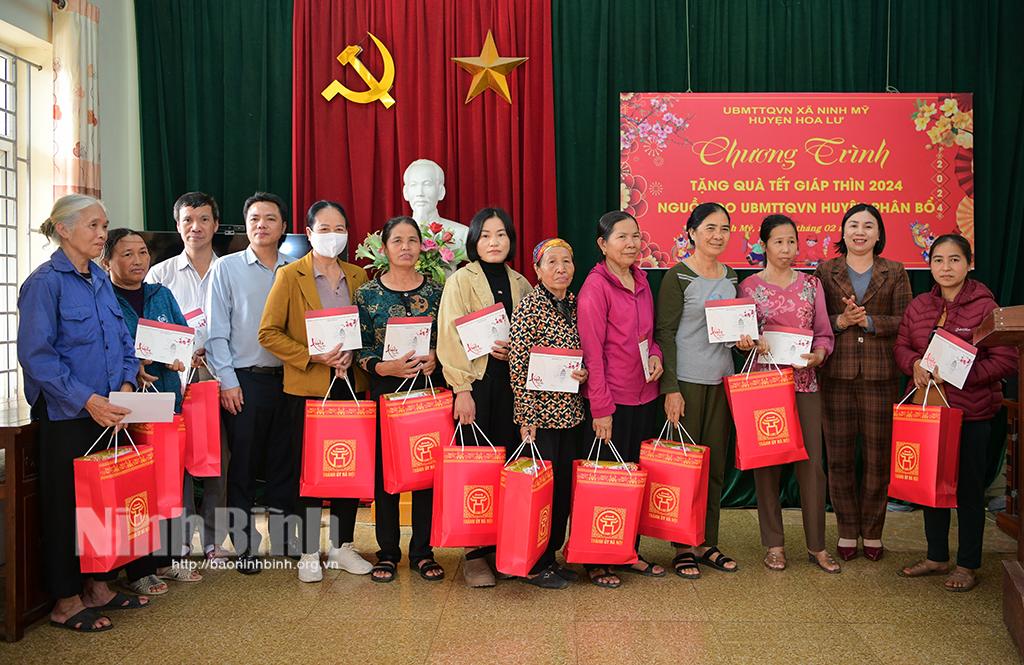 Ủy ban MTTQ Việt Nam huyện Hoa Lư trao tặng gần 300 suất quà Tết