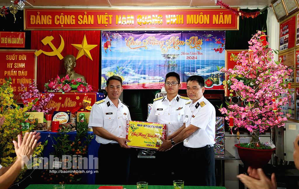 Vượt hàng nghìn hải lý, mang Tết đến Nhà giàn DK1
