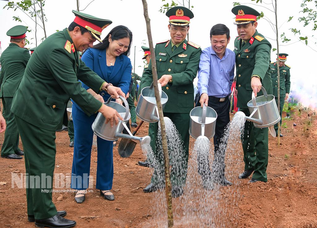 Binh chủng Tăng thiết giáp phát động "Tết trồng cây đời đời nhớ ơn Bác Hồ"
