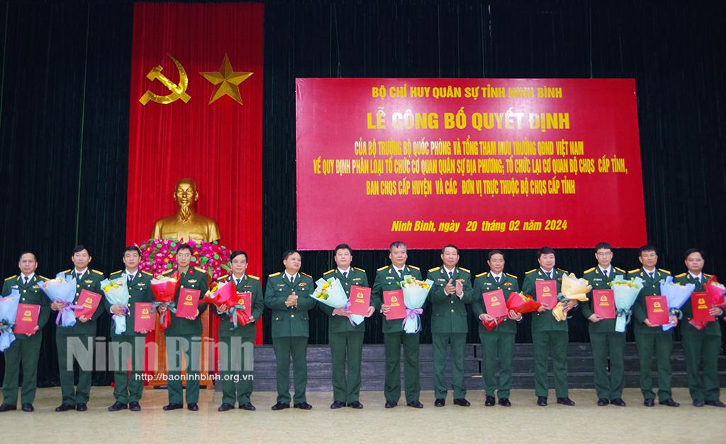 Công bố quyết định về tổ chức lại cơ quan Bộ CHQS cấp tỉnh, Ban CHQS cấp huyện