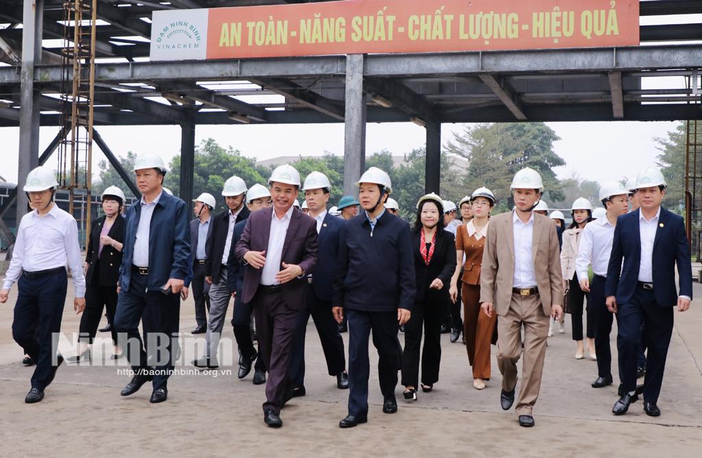 Đồng chí Chủ tịch UBND tỉnh kiểm tra, động viên sản xuất đầu năm