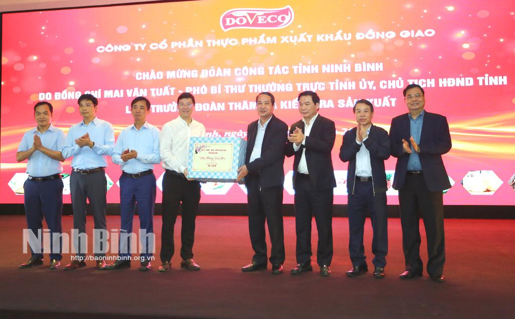 Đồng chí Phó Bí thư Thường trực Tỉnh ủy kiểm tra, động viên sản xuất đầu Xuân Giáp Thìn 2024