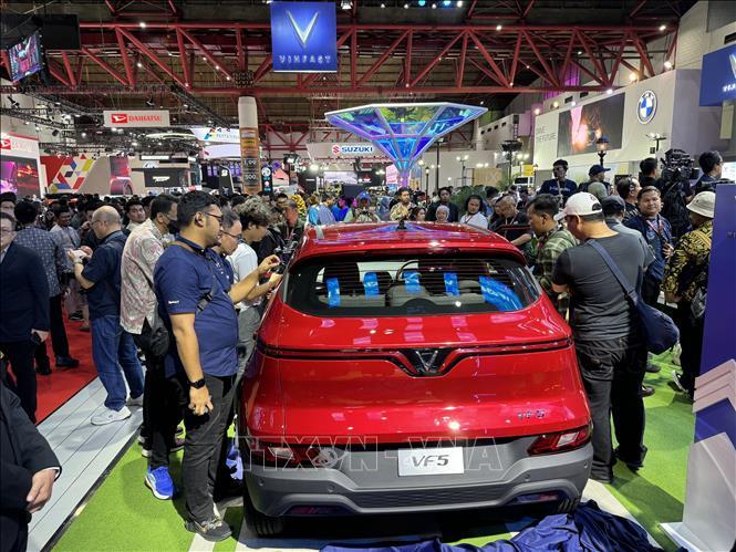 VinFast giới thiệu xe điện tay lái nghịch tại Indonesia