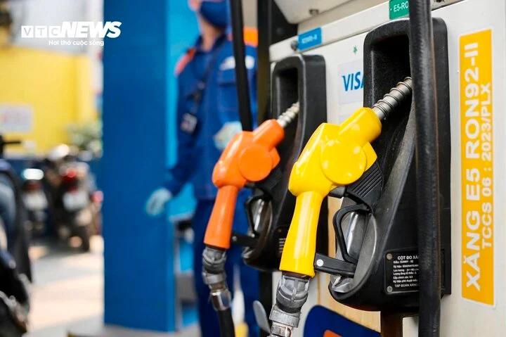Giá xăng chiều nay dự báo giảm từ 300 - 500 đồng/lít