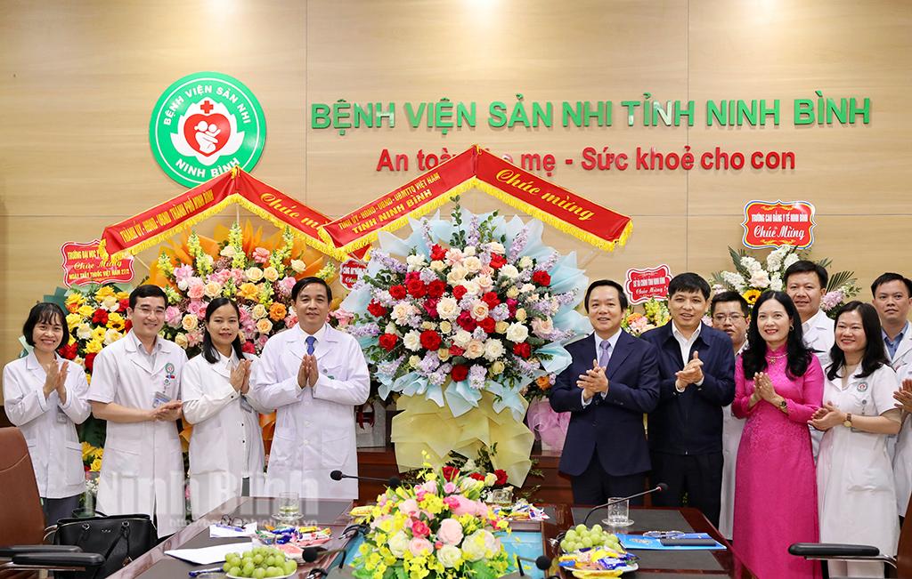 Đồng chí Chủ tịch UBND tỉnh thăm, chúc mừng nhân Ngày Thầy thuốc Việt Nam