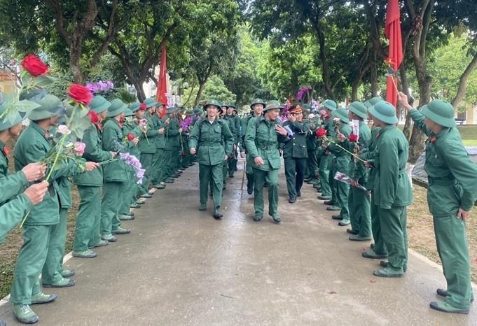 Hạ sĩ quan, binh sĩ Quân đội phục vụ tại ngũ, xuất ngũ được hưởng những chế độ gì?