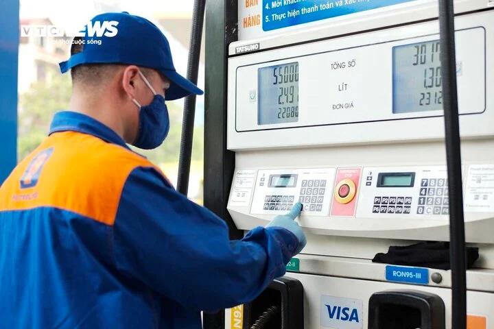 Giá xăng tăng hơn 300 đồng/lít, dầu tăng giảm tùy loại