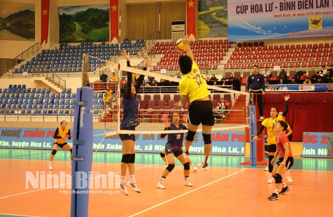 Giải bóng chuyền Cúp Hoa Lư-Bình Điền: Nữ chủ nhà giành quyền vào bán kết