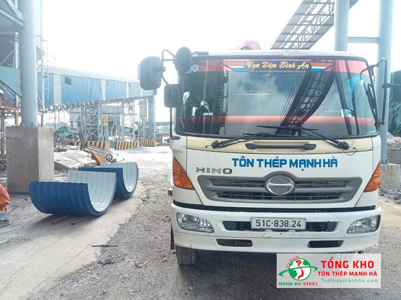 Nhà máy Tôn Thép Mạnh Hà chuyên cung cấp tôn cách nhiệt, tôn cán sóng, tôn giả ngói và các loại phụ kiện uy tín TpHCM