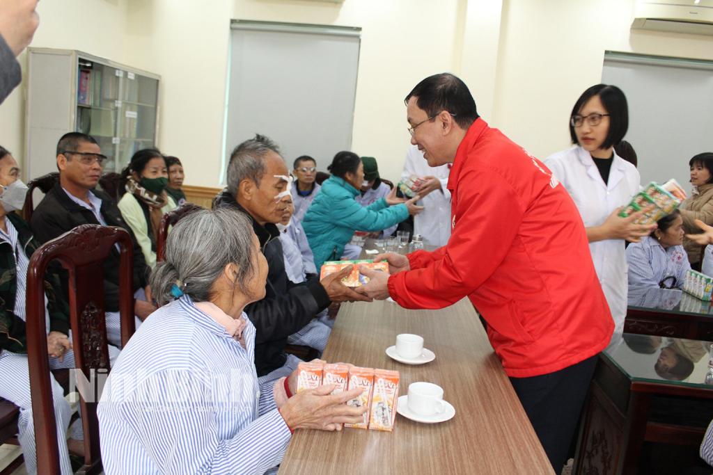 Tặng gần 500 suất quà cho người bệnh nhân dịp xuân mới