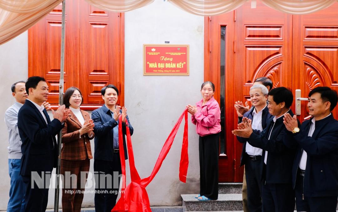 Hoa Lư: Khánh thành và bàn giao nhà Đại đoàn kết cho gia đình chính sách, hộ nghèo