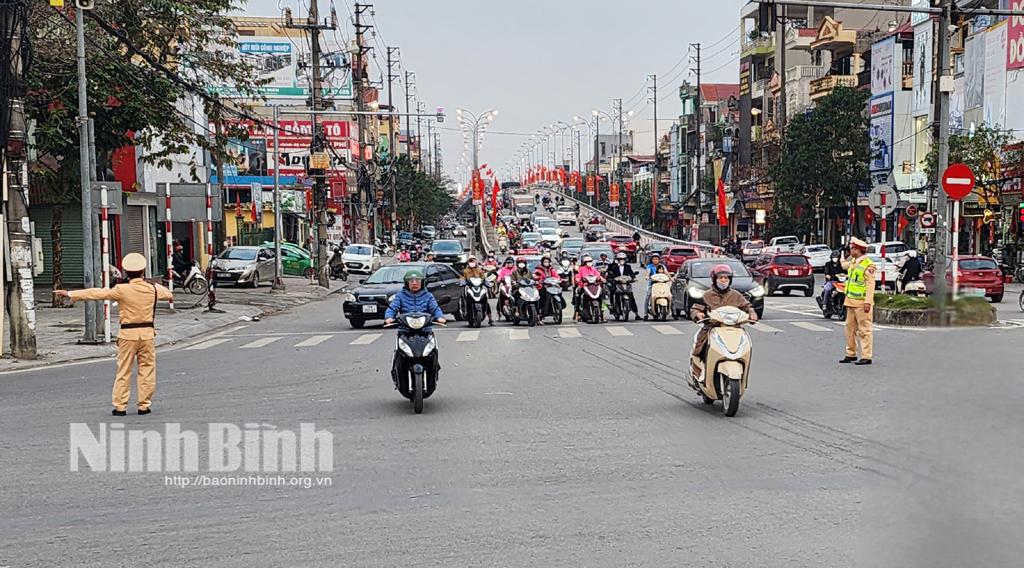 "Xuyên đêm, xuyên Tết" đảm bảo giao thông thông suốt, an toàn