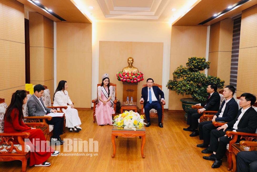 Lãnh đạo UBND tỉnh tiếp Hoa hậu Hoàn vũ Việt Nam Bùi Thị Xuân Hạnh