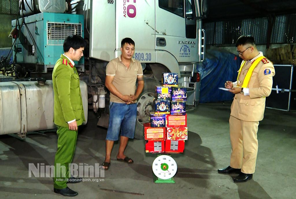 Phát hiện, bắt quả tang đối tượng tàng trữ, vận chuyển pháo trái phép