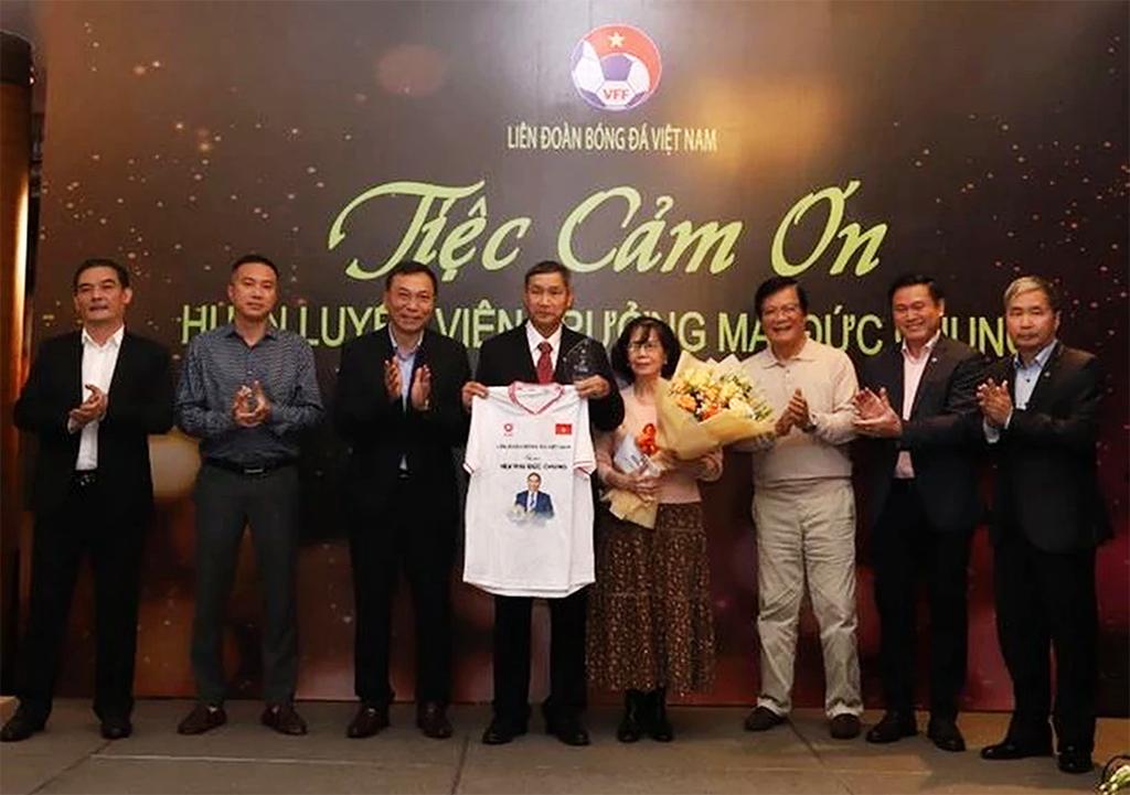 Liên đoàn Bóng đá Việt Nam tri ân huấn luyện viên Mai Đức Chung
