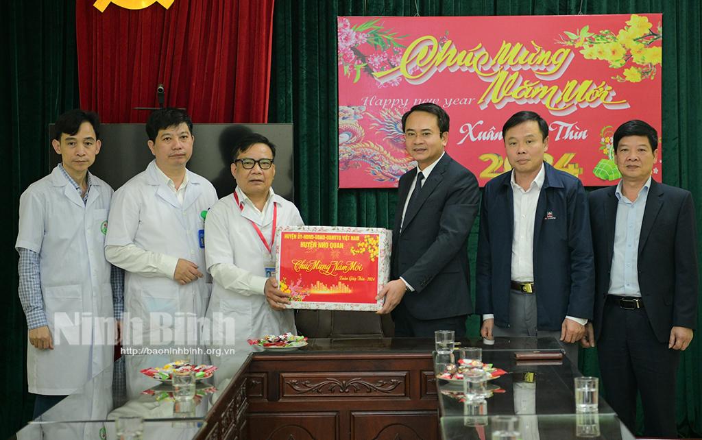 Lãnh đạo huyện Nho Quan thăm, động viên các đơn vị trực Tết