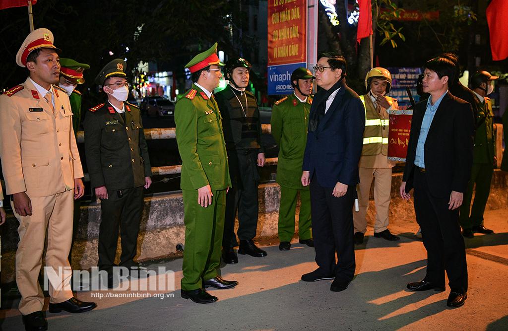 Lãnh đạo huyện Kim Sơn thăm, tặng quà động viên các đơn vị trực Tết