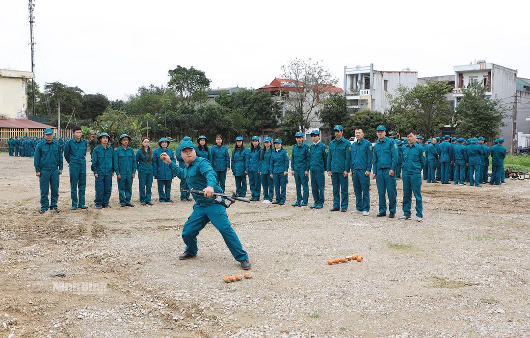 Thành phố Ninh Bình khai mạc huấn luyện dân quân tự vệ mới năm 2024