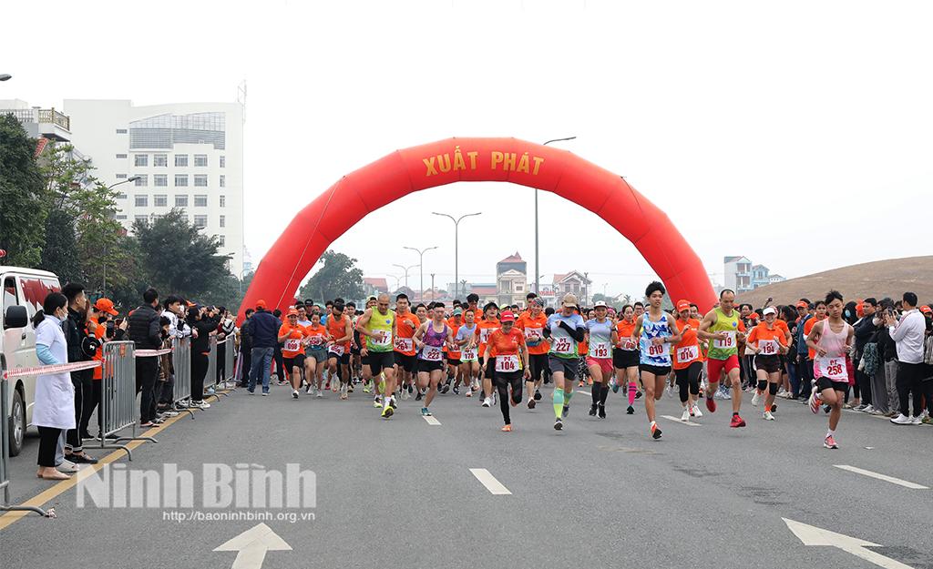 Ninh Binh: Around 1,600 athletes participate at Olympic Run Day 2024