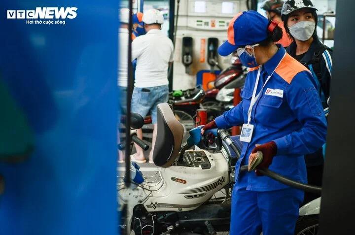 Giá xăng giảm, giá dầu tăng từ chiều nay