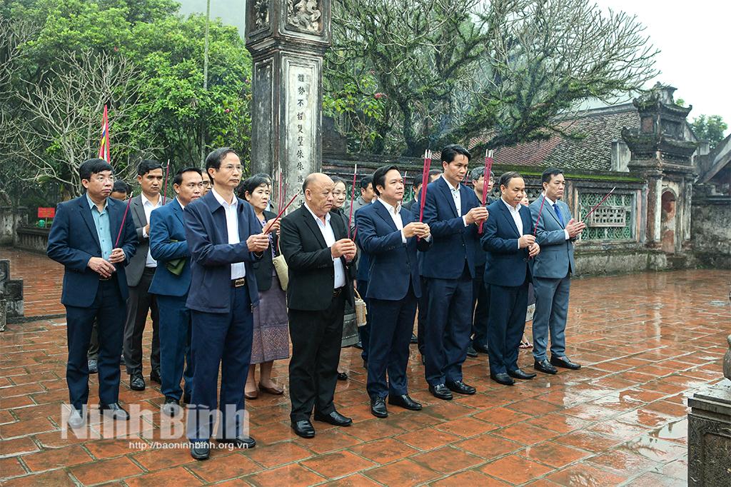 Đoàn đại biểu tỉnh U-Đôm-Xay dâng hương tại Khu di tích Quốc gia đặc biệt Cố đô Hoa Lư