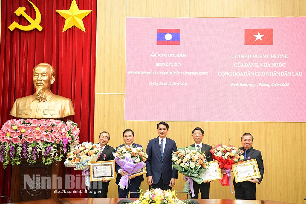 Trao Huân chương của Đảng, Nhà nước Cộng hòa DCND Lào cho các tập thể, cá nhân thuộc tỉnh Ninh Bình