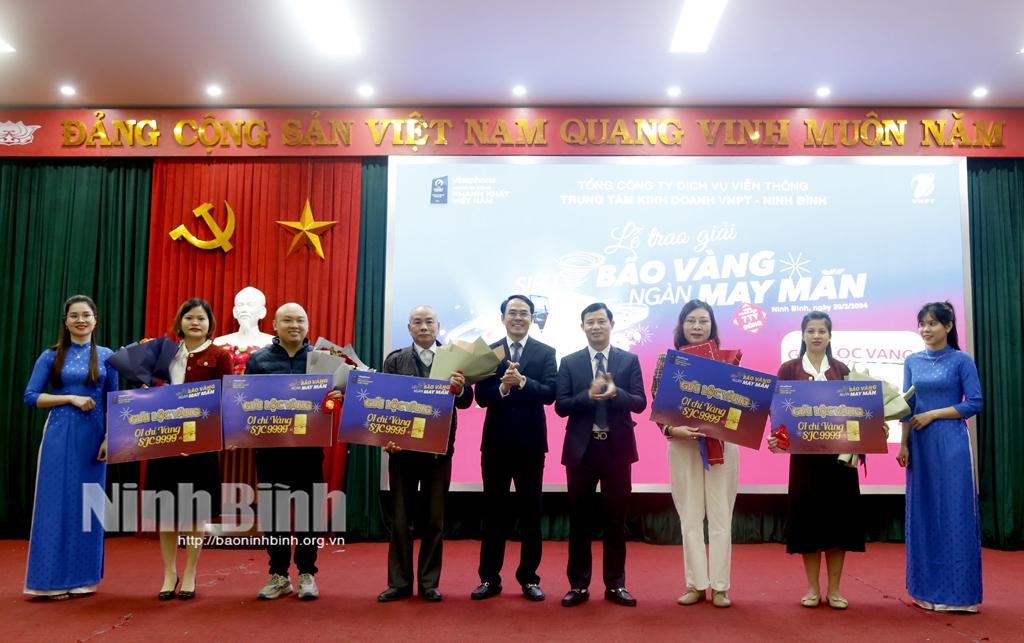 12 khách hàng trúng thưởng Chương trình "Siêu bão vàng-ngàn may mắn"