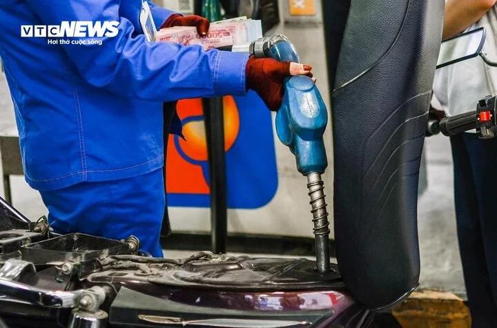 Chiều nay, giá xăng trong nước có thể tăng khoảng 600 đồng/lít