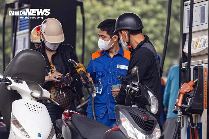 Giá xăng tăng cao nhất hơn 500 đồng/lít, sắp cán mốc 25.000 đồng