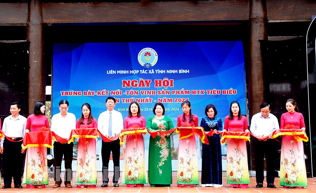 Ngày hội trưng bày, kết nối, tôn vinh sản phẩm HTX tiêu biểu