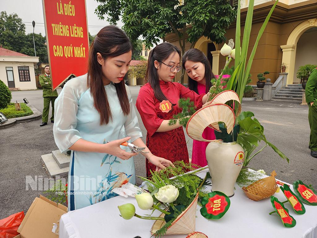 Hội thi cắm hoa và trình diễn áo dài trong đoàn viên, hội viên phụ nữ Công an tỉnh