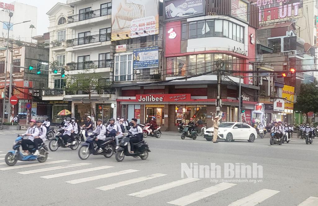 Thành phố Ninh Bình chú trọng bảo đảm an toàn giao thông cho học sinh