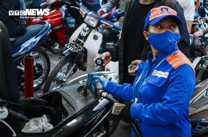 Biến động nhẹ, giá xăng hôm nay tăng, giảm trái chiều