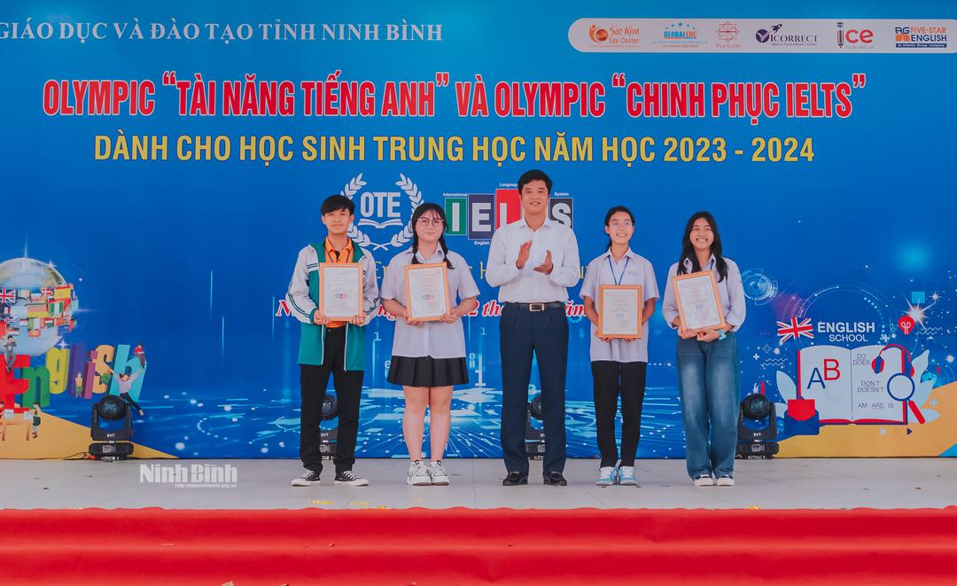 Tổng kết và trao giải Olympic "Tài năng tiếng Anh" và Olympic "Chinh phục IELTS" dành cho học sinh trung học năm học 2023-2024
