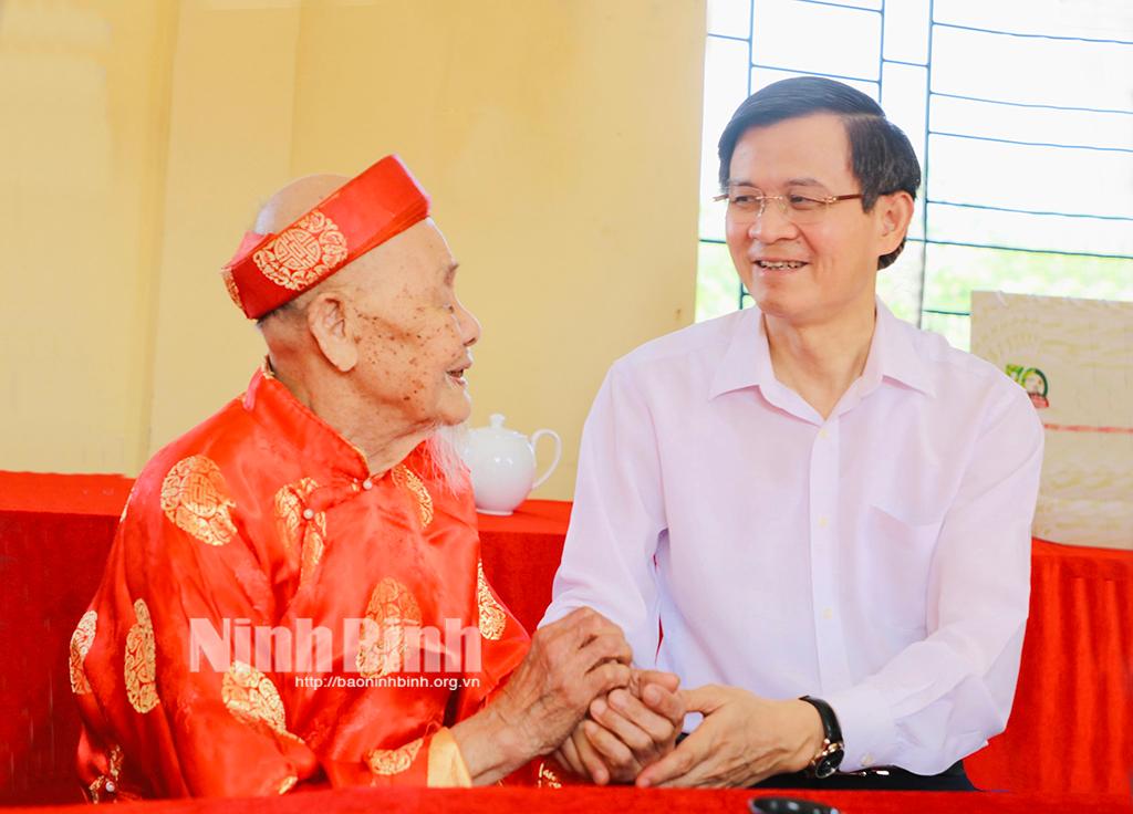 Các đồng chí lãnh đạo tỉnh thăm, tặng quà chiến sĩ Điện Biên, thanh niên xung phong, dân công hỏa tuyến tham gia chiến dịch Điện Biên Phủ