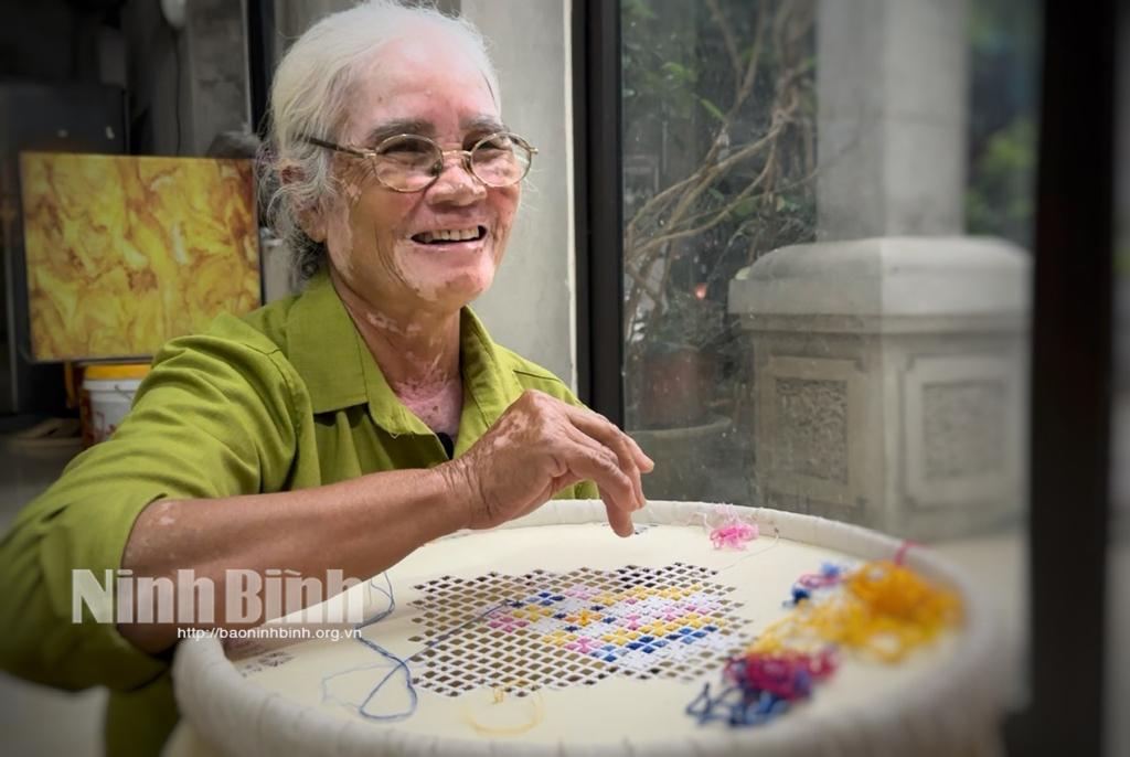 Cháu gái ông tổ nghề thêu rua - ren Văn Lâm và "hồi ức một làng nghề"