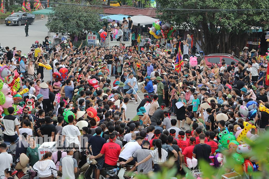 Rộn ràng các hoạt động văn hóa, thể thao tại Lễ hội đền Thái Vi