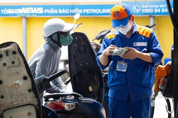 Giá xăng giảm hơn 300 đồng, xuống dưới 25.000 đồng/lít