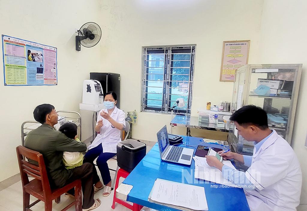 Người dân phấn khởi khi vắc xin tiêm chủng mở rộng được cung ứng đầy đủ