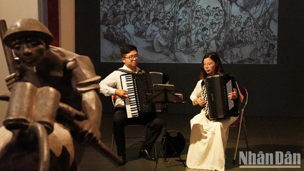 Thưởng thức chương trình "Khi âm nhạc hòa quyện với mỹ thuật" lần thứ tư
