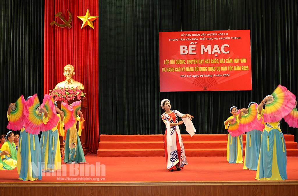Hoa Lư bế mạc lớp bồi dưỡng, truyền dạy hát Chèo, hát Xẩm, hát Văn và nâng cao kỹ năng sử dụng nhạc cụ dân tộc