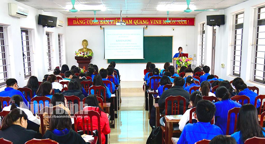 Hoa Lư: Đẩy mạnh công tác kết nạp đảng viên ngay từ đầu năm