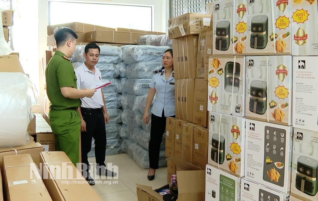 Công an Ninh Bình phát hiện, bắt giữ lô hàng trị giá 2 tỷ đồng không có nguồn gốc, xuất xứ