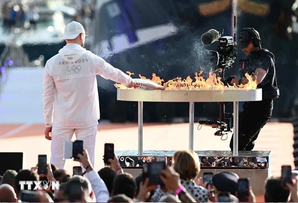 Người Pháp hứng khởi chào đón ngọn lửa Thế vận hội mùa Hè sau 100 năm