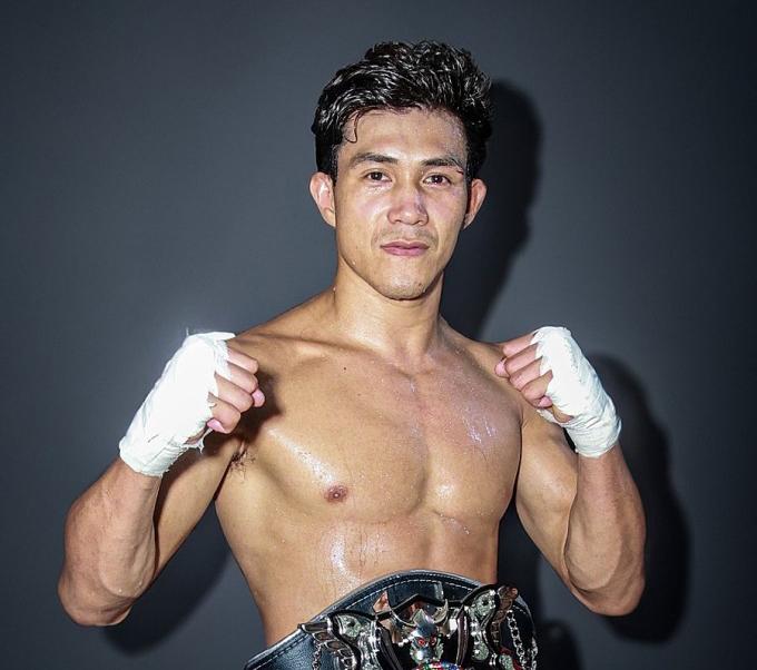 Võ sĩ Muay Thái Nguyễn Trần Duy Nhất thi hát